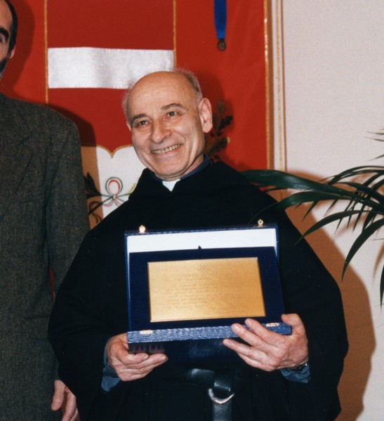 Fra Mario riceve il premio da cittadino di Tolentino